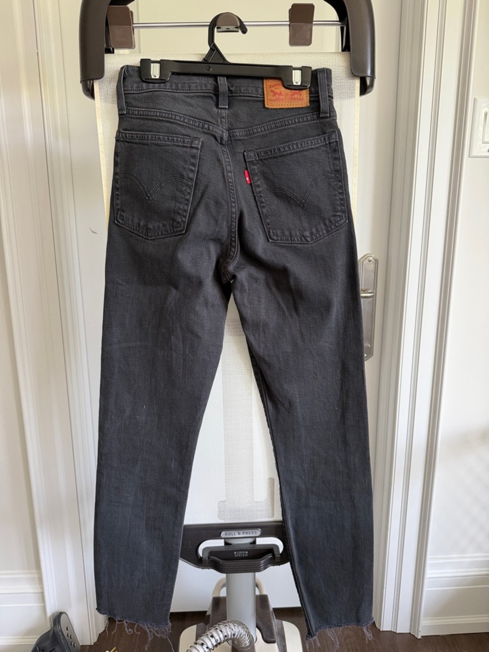 Levi’s high rise crop - Picture 2 of 2